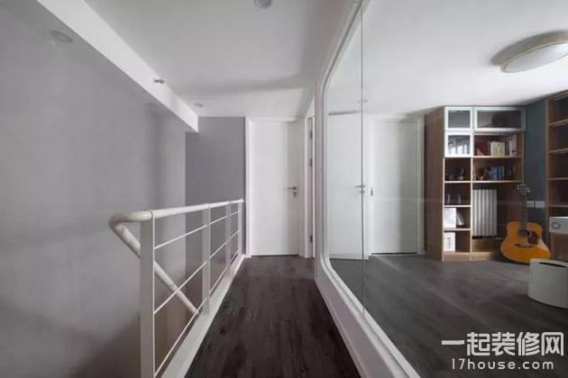 46平的小户型复式楼,把客厅做成挑高空间,更显宽敞 46平的小户型复式楼,把客厅做成挑高空间,更显宽敞